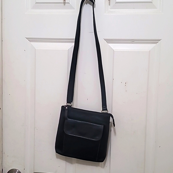 RELIC WOMEN'S SMALL CROSSBODY BAG/PURSE BLACK LEATHER - Picture 2 of 12